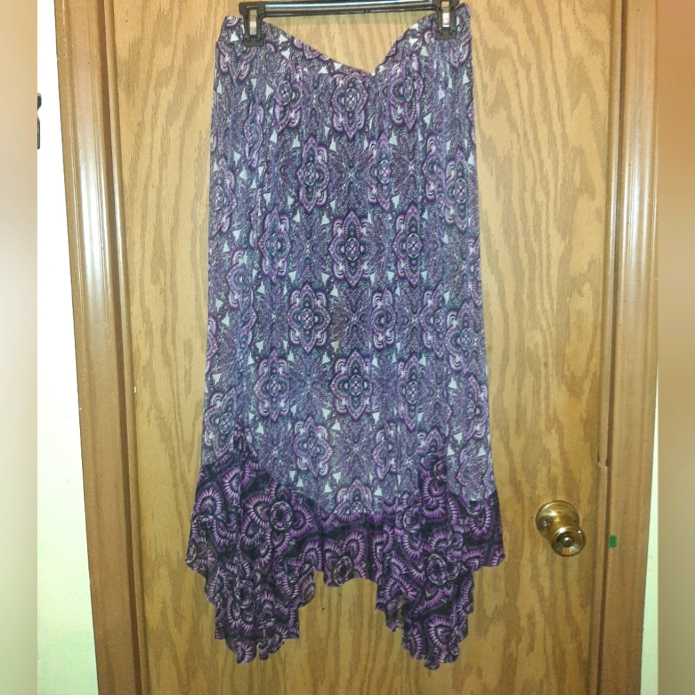 Est 1946 skirt fits size L to XL. It's patterns and bold colors are quite lovely